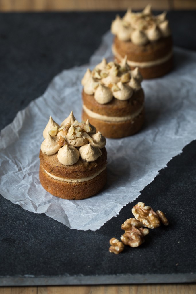 mini coffee and walnut cakes-7037